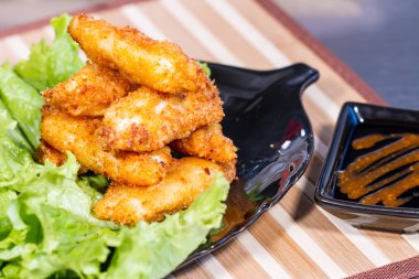 İştah açıcı et salatası yaprak üzerinde meyilli olarak