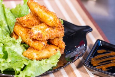 İştah açıcı et salatası yaprak üzerinde meyilli olarak