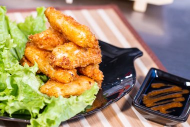 İştah açıcı et salatası yaprak üzerinde meyilli olarak