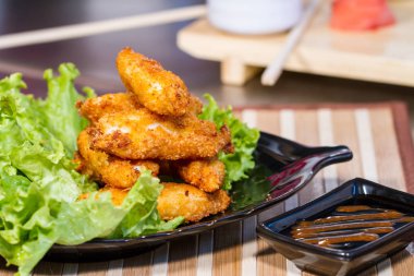 İştah açıcı et salatası yaprak üzerinde meyilli olarak