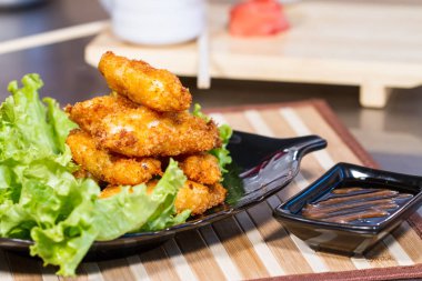 İştah açıcı et salatası yaprak üzerinde meyilli olarak