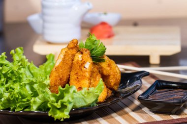 İştah açıcı et salatası yaprak üzerinde meyilli olarak