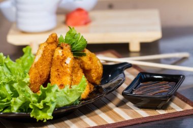 İştah açıcı et salatası yaprak üzerinde meyilli olarak