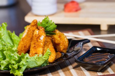 İştah açıcı et salatası yaprak üzerinde meyilli olarak