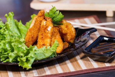 İştah açıcı et salatası yaprak üzerinde meyilli olarak