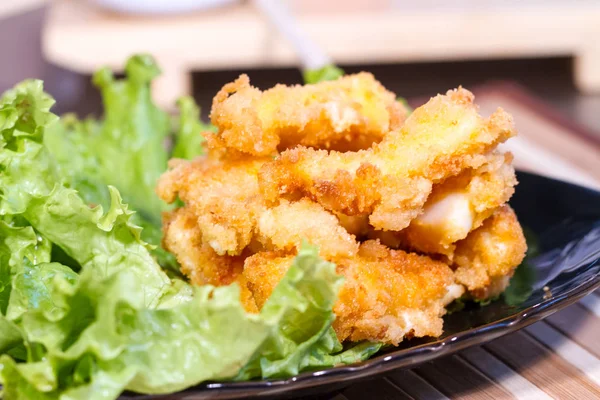 İştah açıcı et salatası yaprak üzerinde meyilli olarak