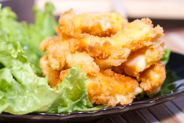 İştah açıcı et salatası yaprak üzerinde meyilli olarak