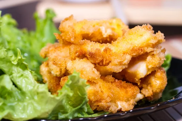 İştah açıcı et salatası yaprak üzerinde meyilli olarak