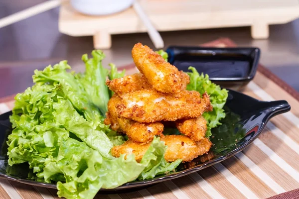 İştah açıcı et salatası yaprak üzerinde meyilli olarak