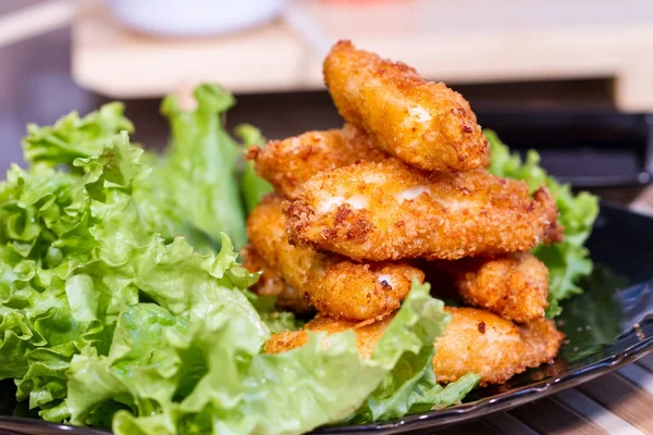 İştah açıcı et salatası yaprak üzerinde meyilli olarak