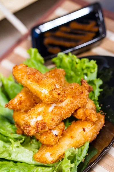 İştah açıcı et salatası yaprak üzerinde meyilli olarak