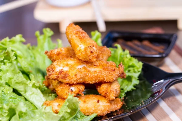 İştah açıcı et salatası yaprak üzerinde meyilli olarak