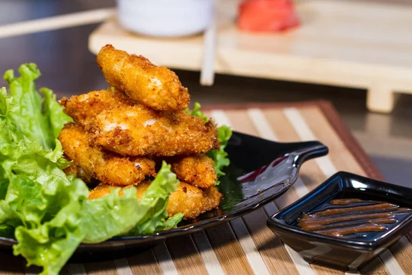 İştah açıcı et salatası yaprak üzerinde meyilli olarak