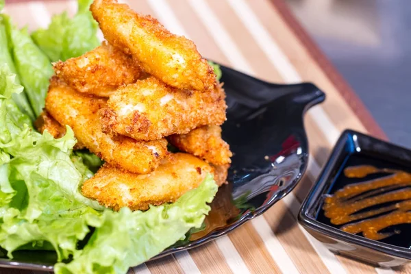 İştah açıcı et salatası yaprak üzerinde meyilli olarak