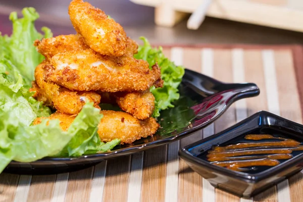 İştah açıcı et salatası yaprak üzerinde meyilli olarak