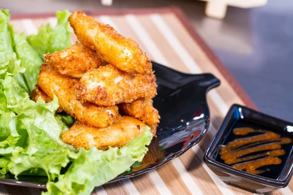 İştah açıcı et salatası yaprak üzerinde meyilli olarak