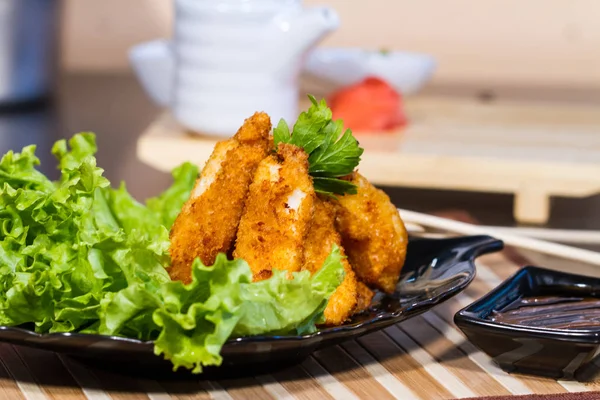 La carne apetitosa en la masa sobre la ensalada —  Fotos de Stock