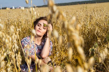 genç köylü kadın olgun kulaklar arasında bir alanda oturur