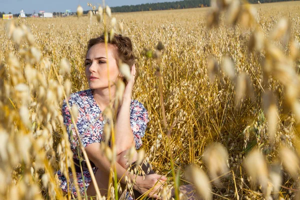genç köylü kadın olgun kulaklar arasında bir alanda oturur