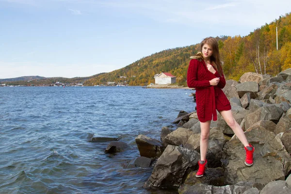 Junges Mädchen zwischen den Felsen am Ufer des Baikalsees — Stockfoto