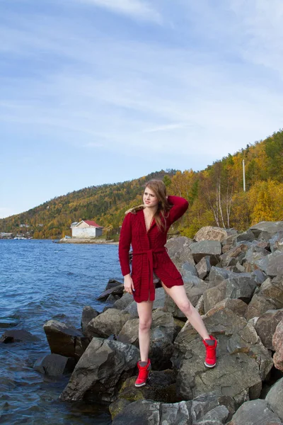 Junges Mädchen zwischen den Felsen am Ufer des Baikalsees — Stockfoto