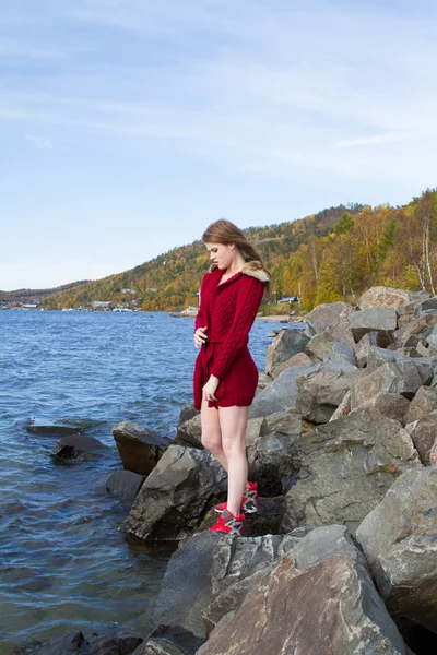 Ung flicka bland stenarna på den sjön Baikal — Stockfoto