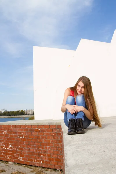 Девушка в джинсах и яркой футболке — стоковое фото