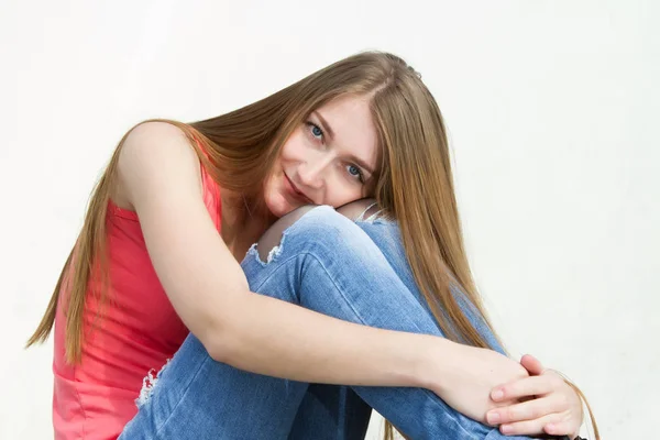 Girl in jeans and a bright T-shirt — Stock Photo, Image