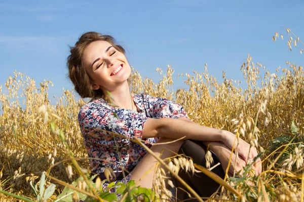 Young emotional girl among ripe ears of barley — Stock Photo, Image