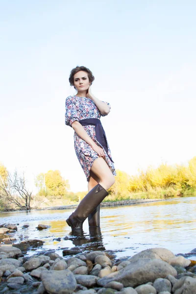 Szczupła dziewczyna stoi na brzegu rzeki — Zdjęcie stockowe