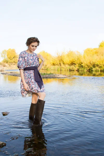 Snella ragazza si trova sulla riva del fiume — Foto Stock