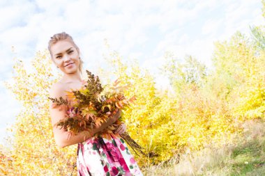 ince genç kız sonbahar ormanda yürür