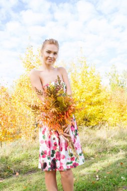 ince genç kız sonbahar ormanda yürür