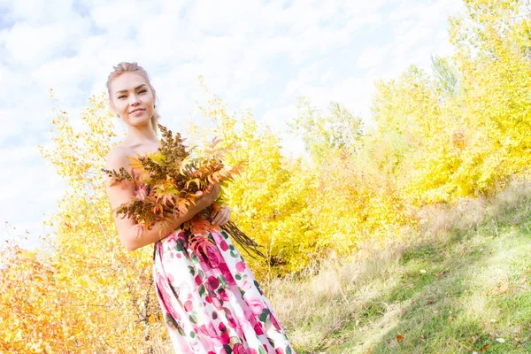 Schlankes junges Mädchen spaziert im herbstlichen Wald — Stockfoto