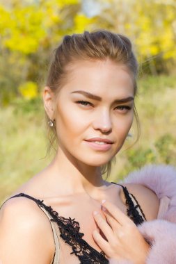 Sarışın dantel iç çamaşırı ve pembe ceket