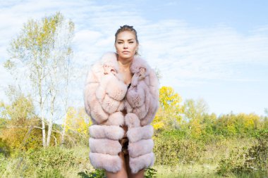 Sarışın dantel iç çamaşırı ve pembe ceket