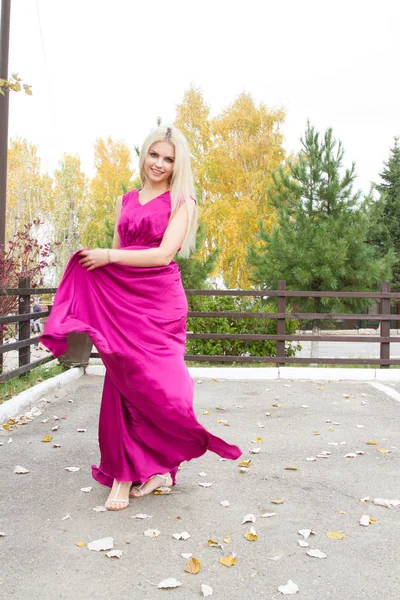 Schöne Blondine in einem langen Abendkleid — Stockfoto