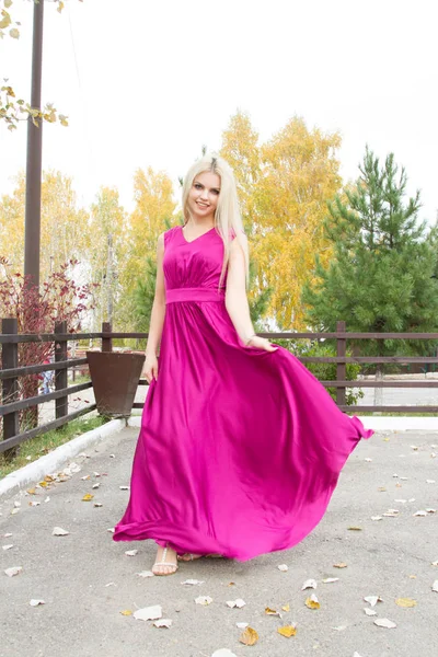 Schöne Blondine in einem langen Abendkleid — Stockfoto