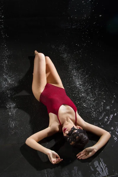 Maskeli kız su akışları altında yatıyor — Stok fotoğraf