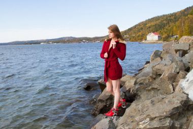 genç kız üzerinde Baykal Gölü kıyısında duruyor