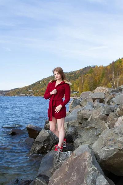 Ung flicka står på den sjön Baikal — Stockfoto