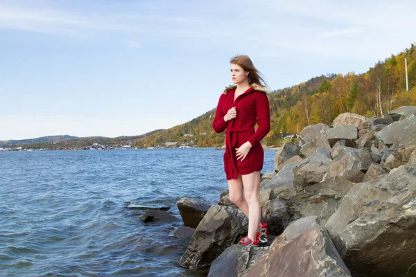 Młoda dziewczyna stoi na brzegu jeziora Bajkał — Zdjęcie stockowe