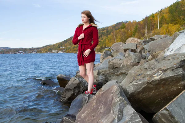 Junges Mädchen steht am Ufer des Baikalsees — Stockfoto