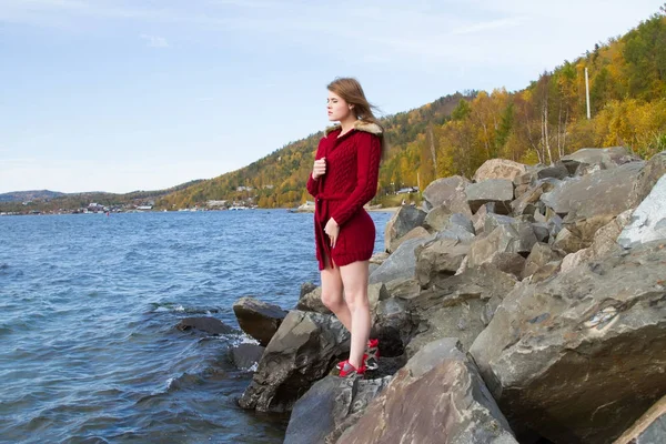 Joven chica se encuentra en la orilla del lago Baikal — Foto de Stock