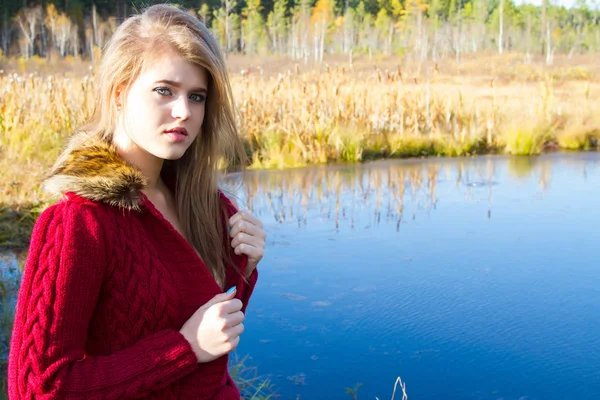 Fiatal lány piros kardigán, a háttérben az őszi táj — Stock Fotó