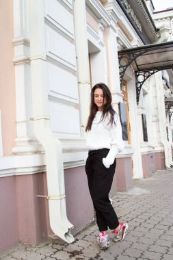 Arka bina beyaz kazaklı genç kız oturuyor