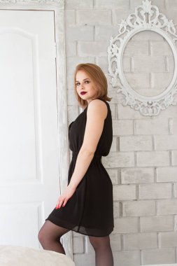 Kız parlak bir makyaj ile de kısa bir siyah elbise