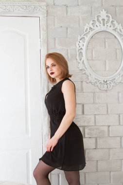 Kız parlak bir makyaj ile de kısa bir siyah elbise