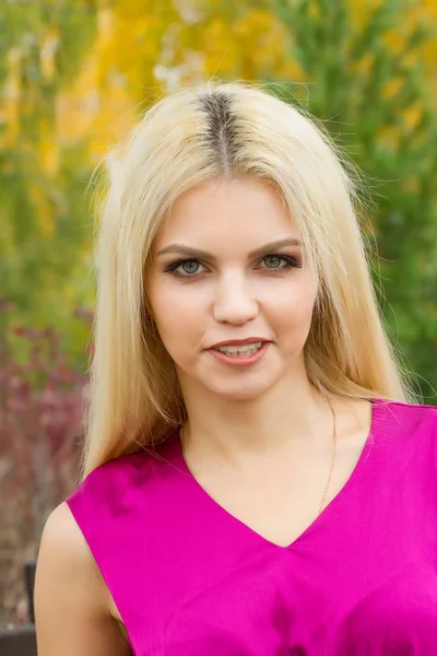 Blonde with bright makeup on the background of autumn leaves — Stock Photo, Image