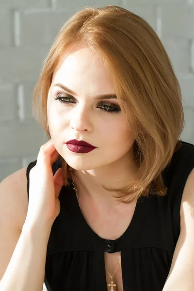 Retrato de una rubia con maquillaje brillante — Foto de Stock